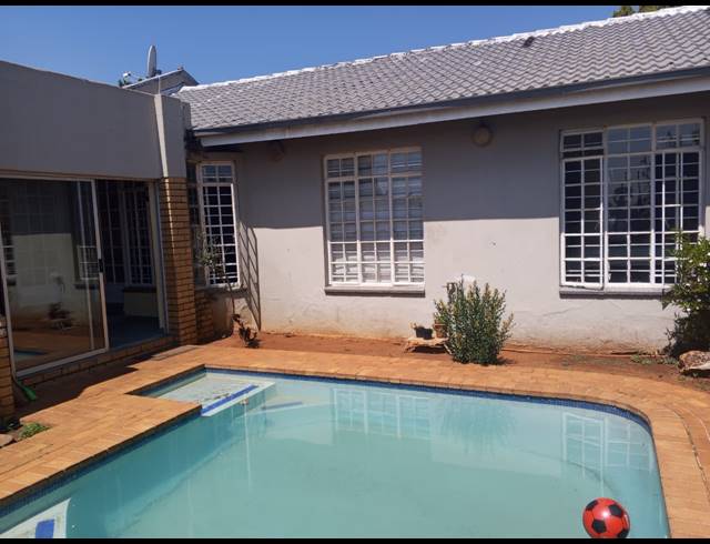 3 BEDROOM TOWNHOUSE FOR SALE IN BIRCH ACRES